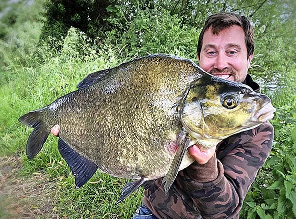 Rich Wilby 16lb 15oz bream.jpg
