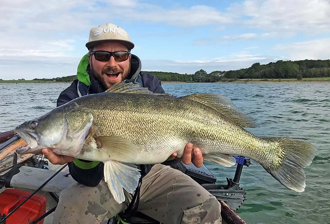 Thom Hunt 16lb 2oz zander pic 2.jpg