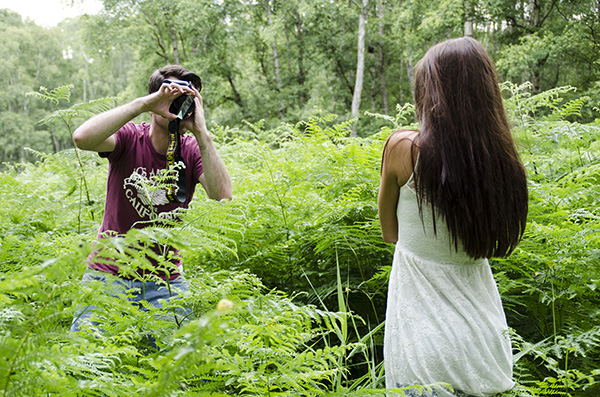The prism doesn’t need to be held directly in front of the lens. Holding it at the edge disperses light into the lens perfectly, which can be seen in the viewfinder.