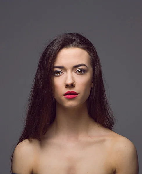 One light - Butteryfly lighting: Flattering for all face types and both sexes, butterfly lighting is so-called because it produces a butterfly shape under the nose.