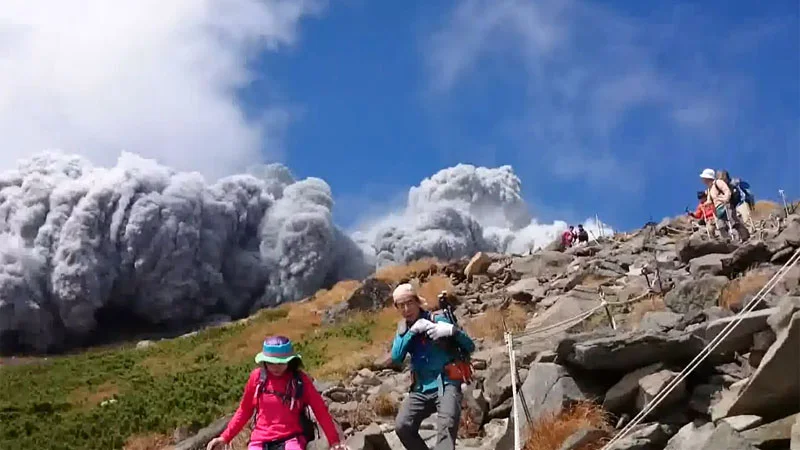 Mount-Ontake-eruption-1.jpg