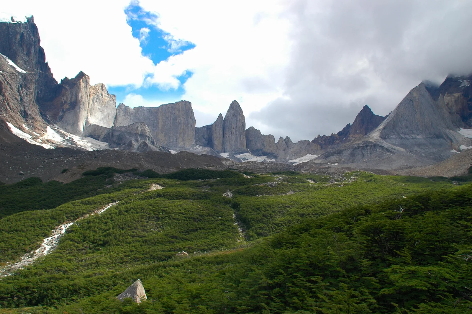French%20Valley,%20Torres%20del%20Paine,%20by%20Mirko%20Thiessen.jpg