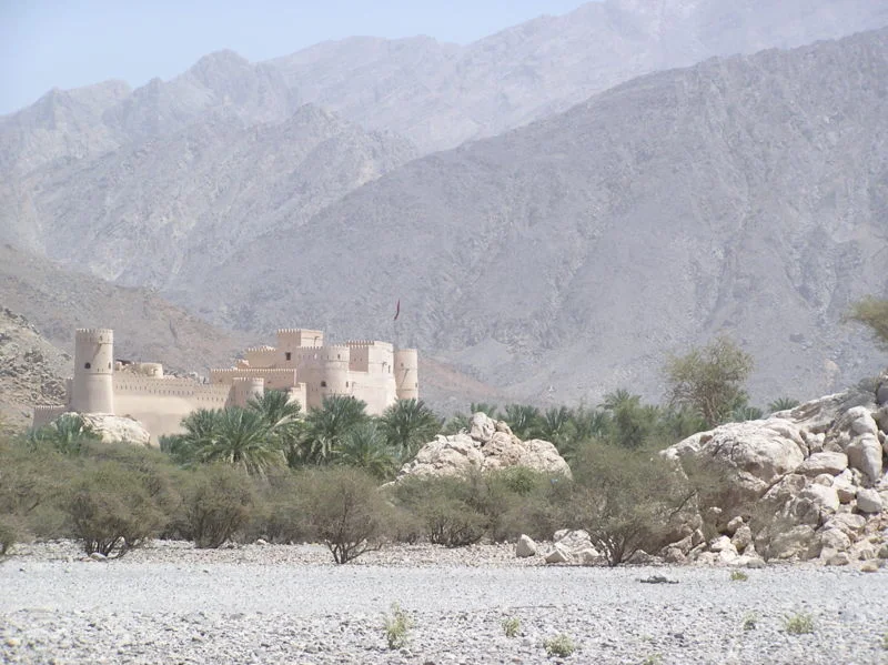The%20Al%20Hajar%20mountains%20rise%20above%20Nakhal%20fort%20by%20hillsieboy.jpg