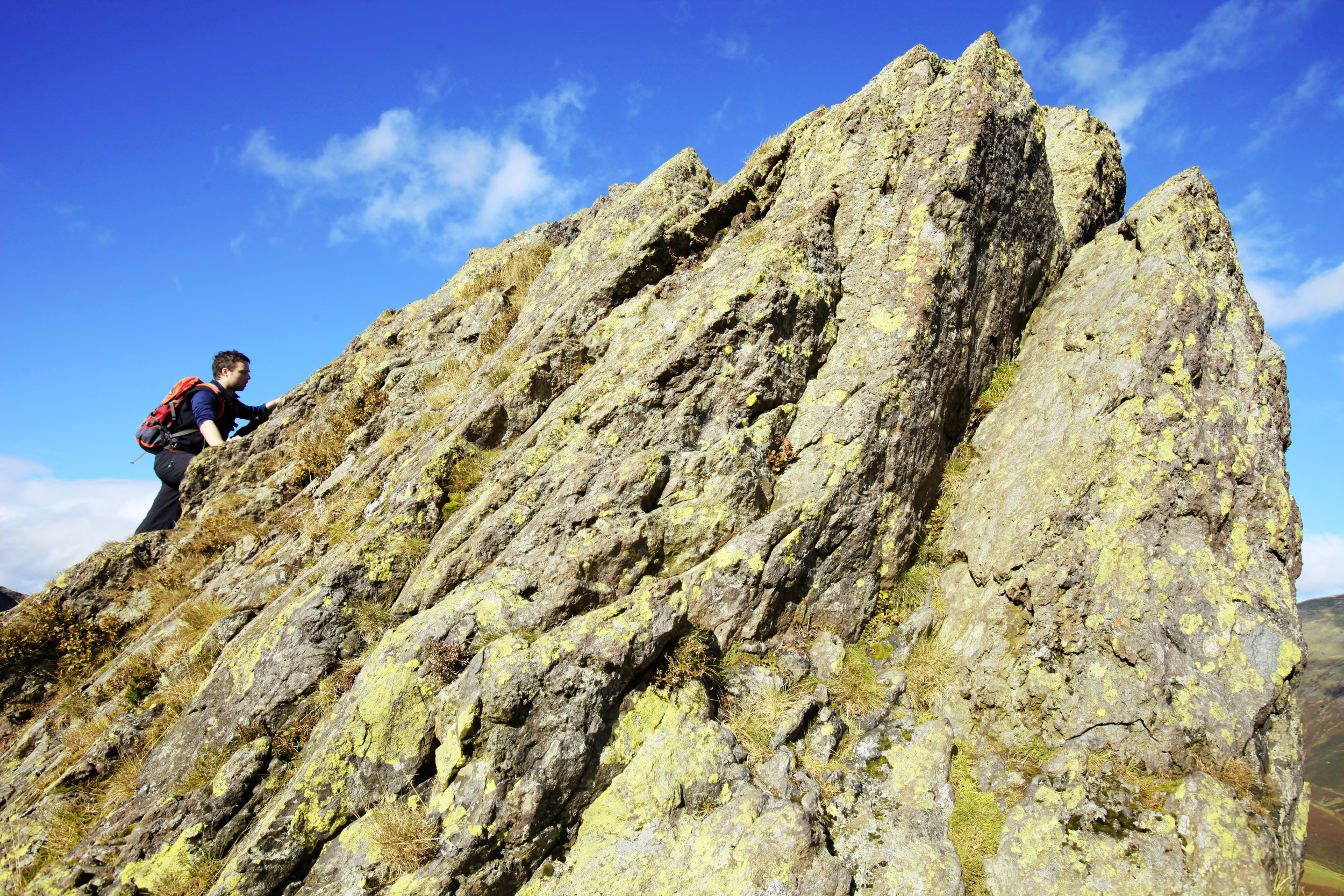 The final few feet of Helm Crag: the adrenaline kicks in where Alfred Wainwright kicked back. Photo : Tom Bailey / Trail Magazine