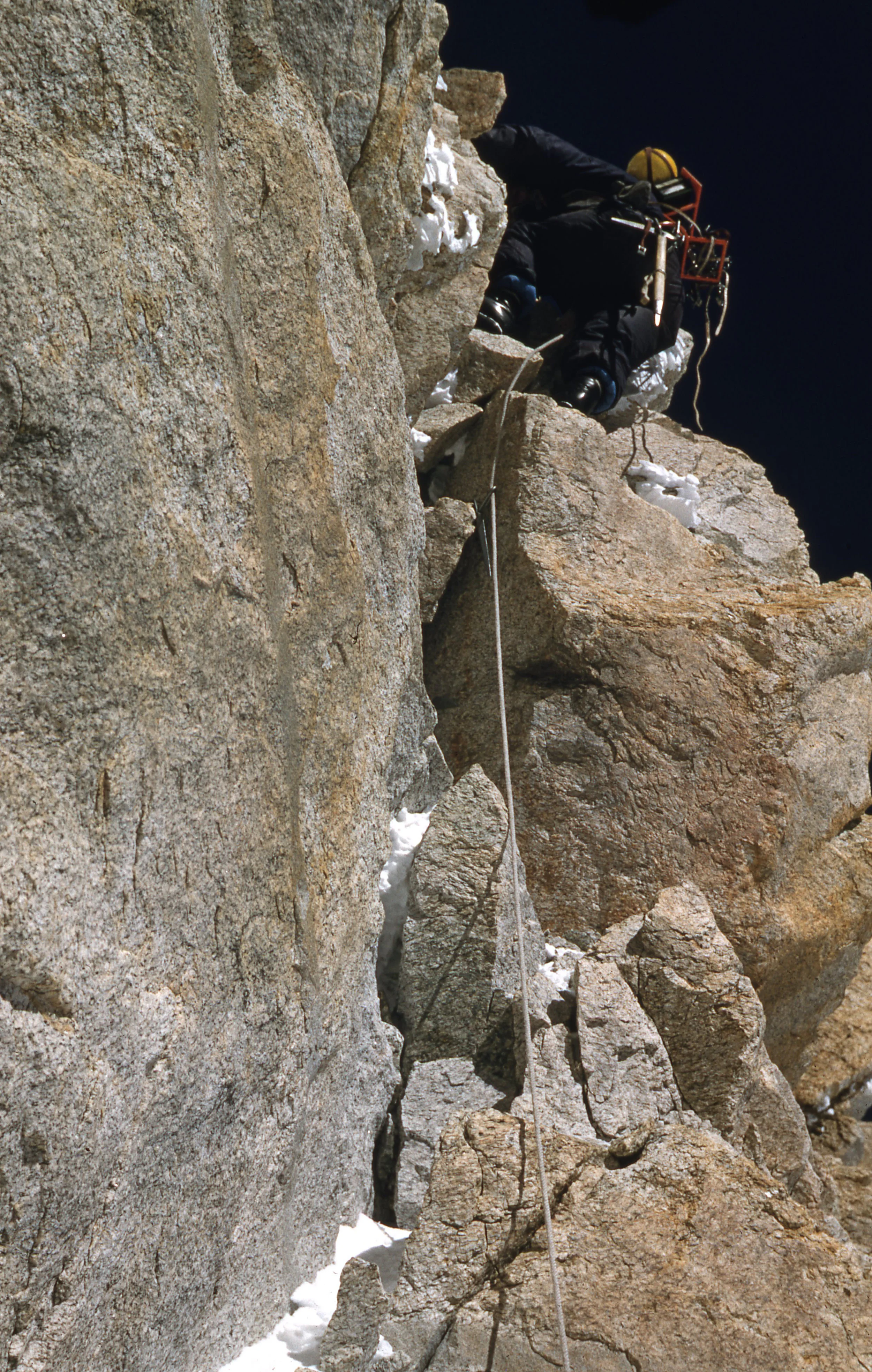 Joe Brown on Kangchenjunga's crack, 1955. Photo : Royal Geographical Society