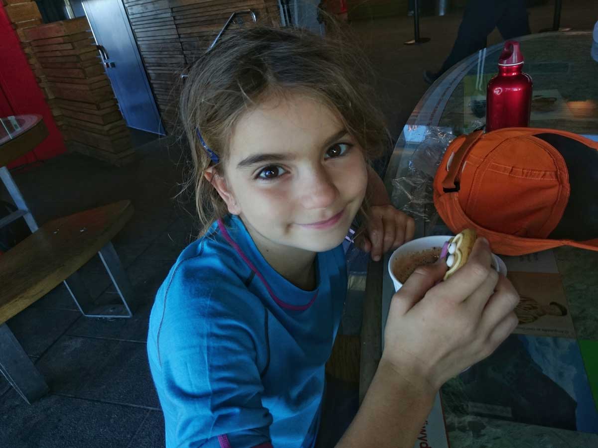 Hot-chocolate-and-gingerbread.jpg