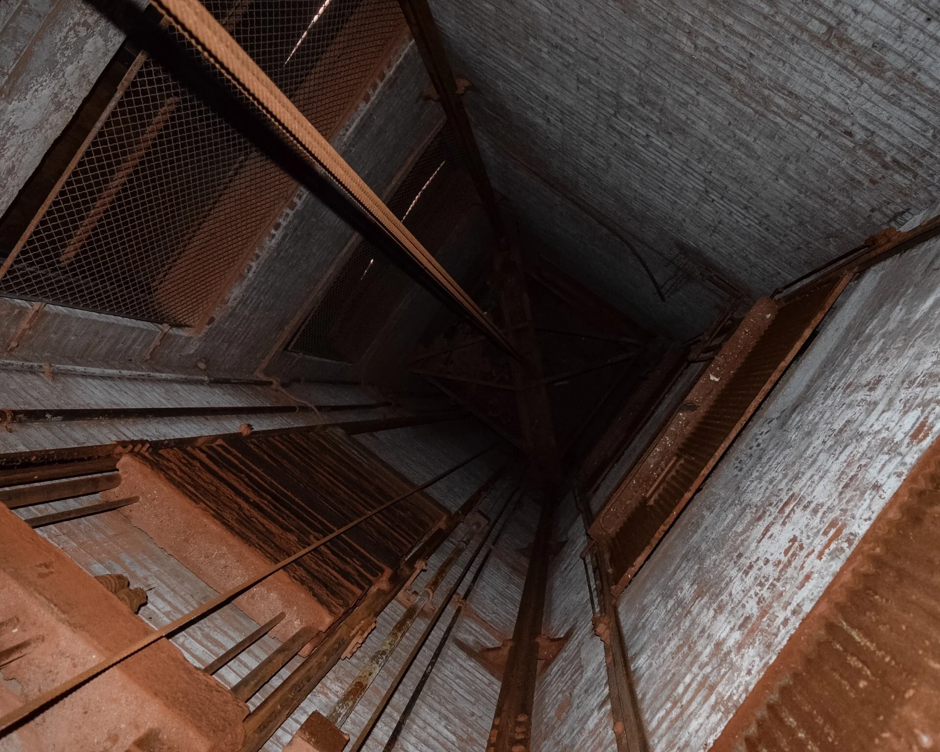 Down elevator