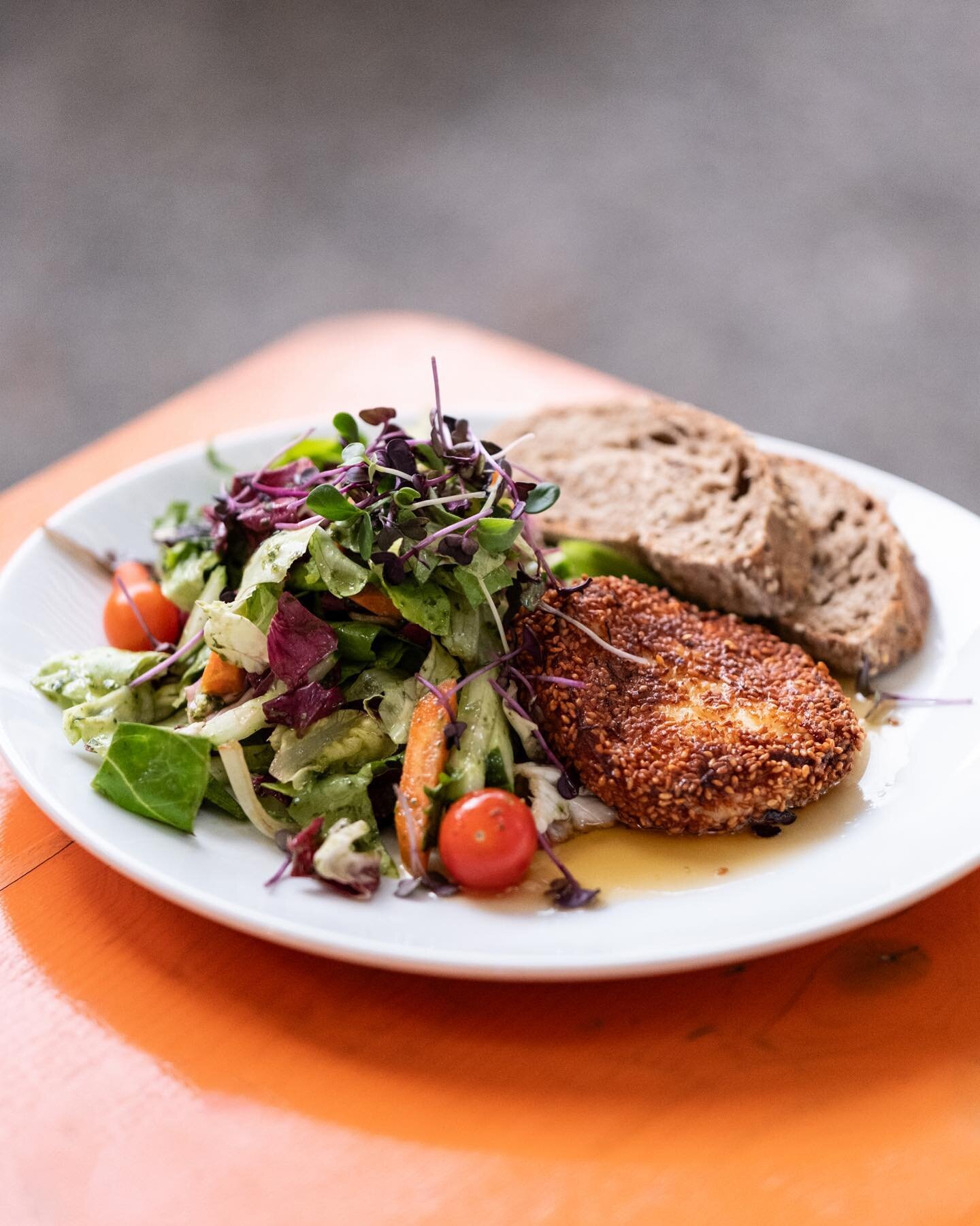 Ziegenk&auml;se im Sesammantel an Salat 🐐🥗
#salat #biergarten #ravensburg #food #restaurant