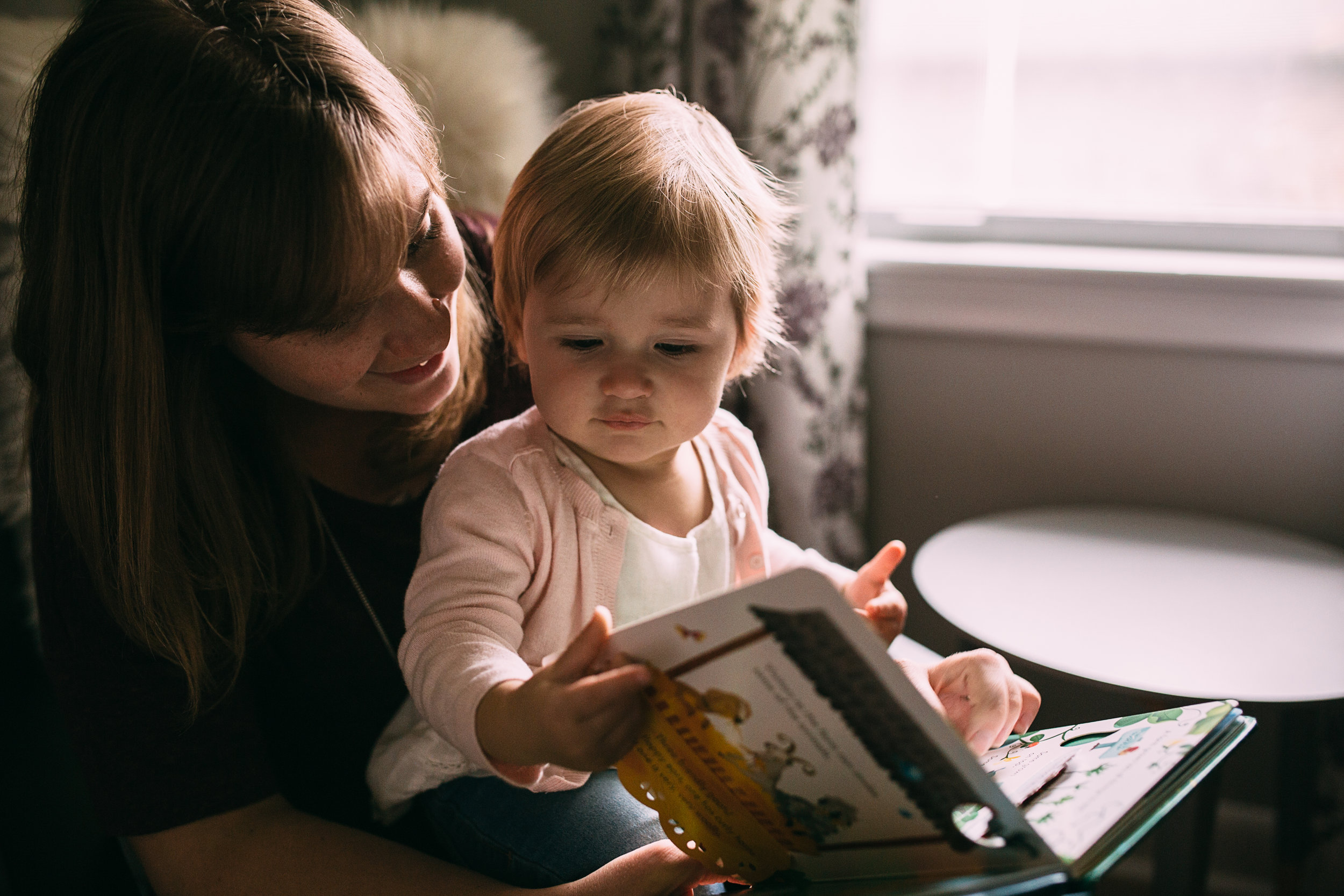 Читающая мама слушать. Мама читает сказку. Книги для детей. Чтение сказок детям. Родители читают детям сказки.
