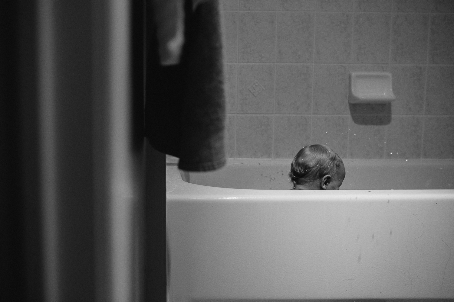 1 year old baby boy in bathtub - Uxbridge in-home photography
