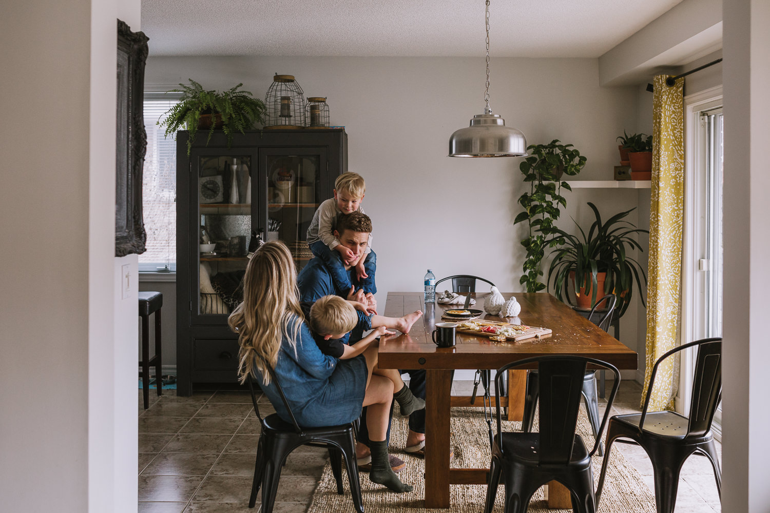 family of four with 2 young blonde brothers sitting at kitchen table - markham lifestyle photography