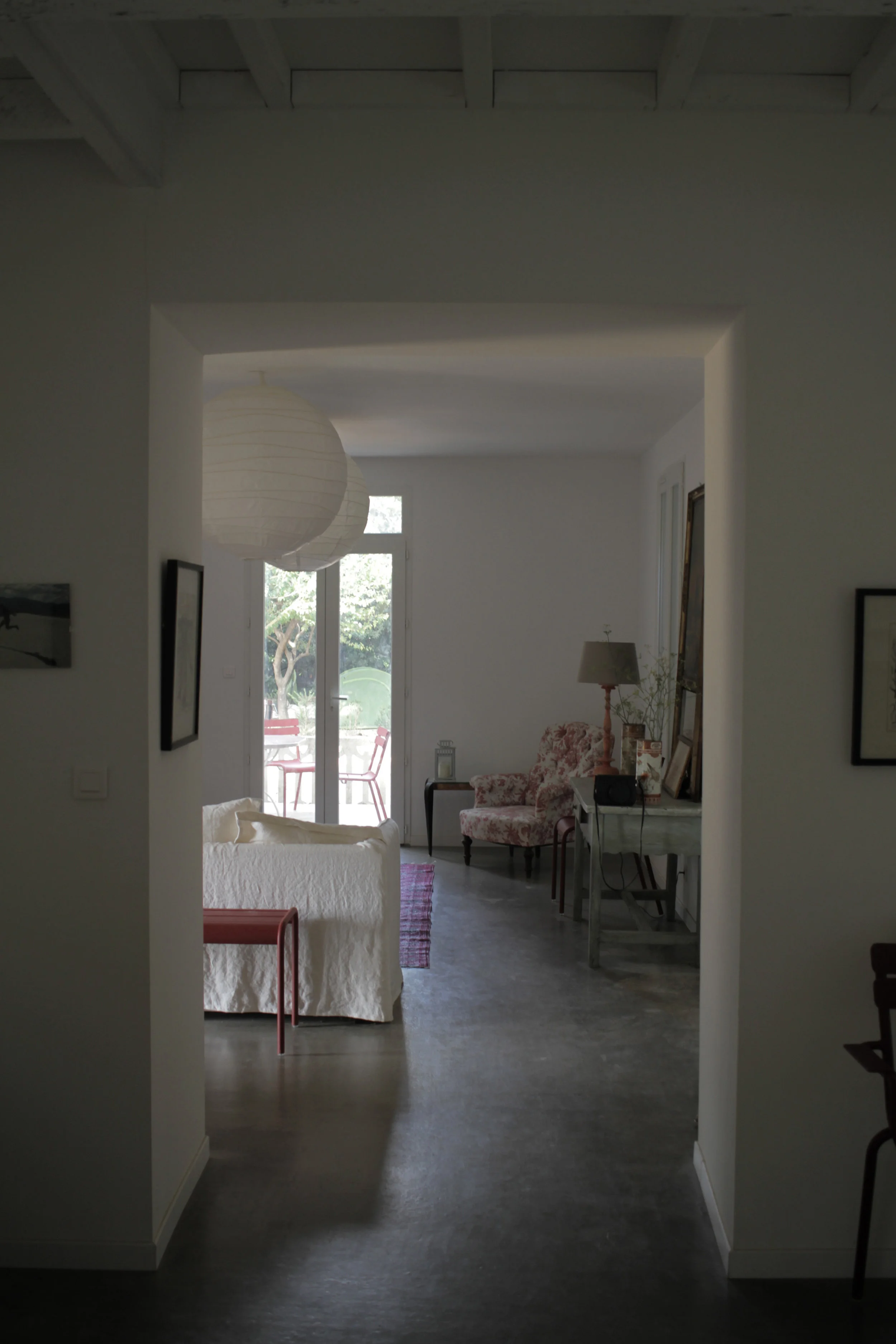 rivage-campagne-salon-béton-fermob-eloise-bosredon-architecte.JPG