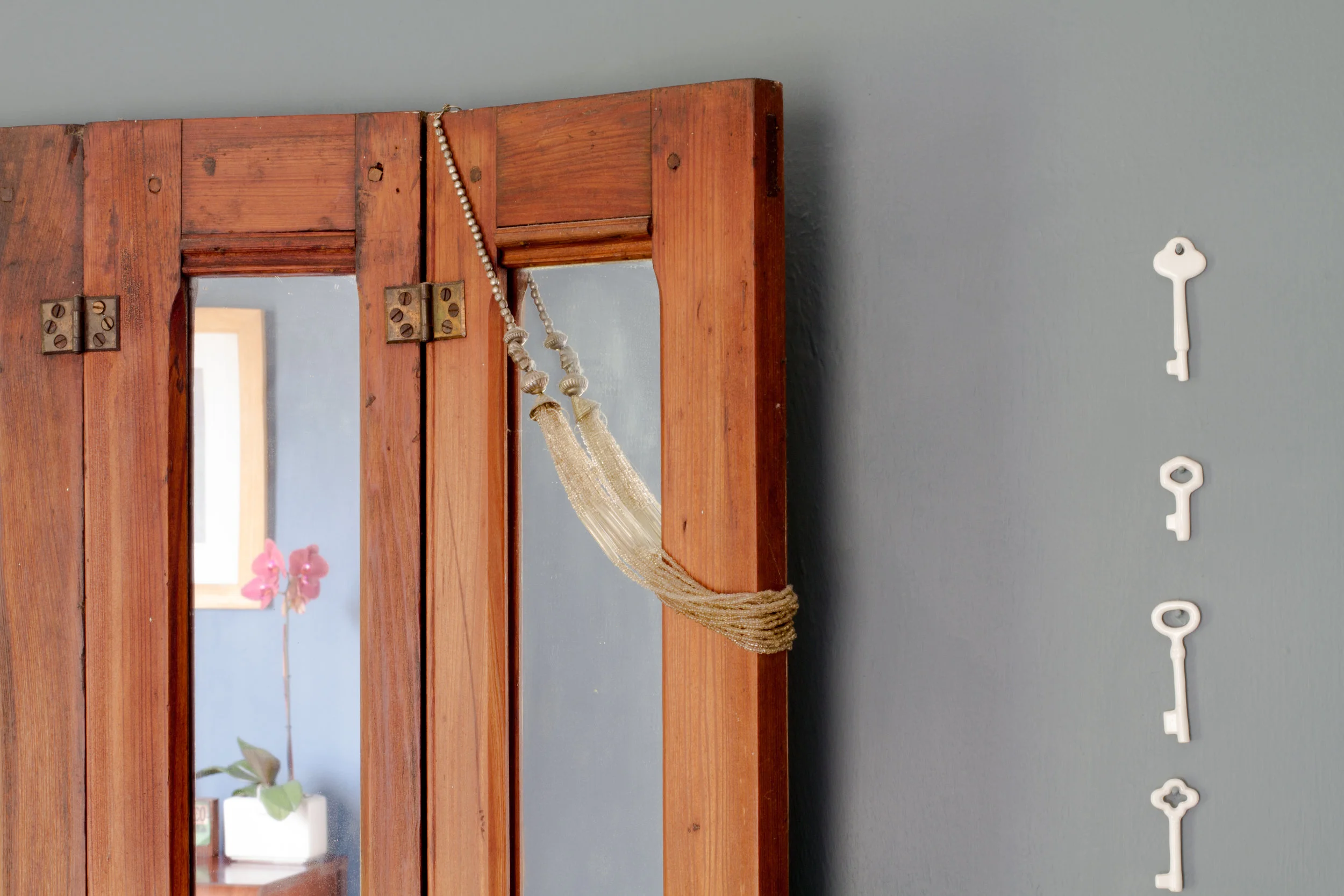 (17/21) Detail of a mirror in the upstairs bathroom.