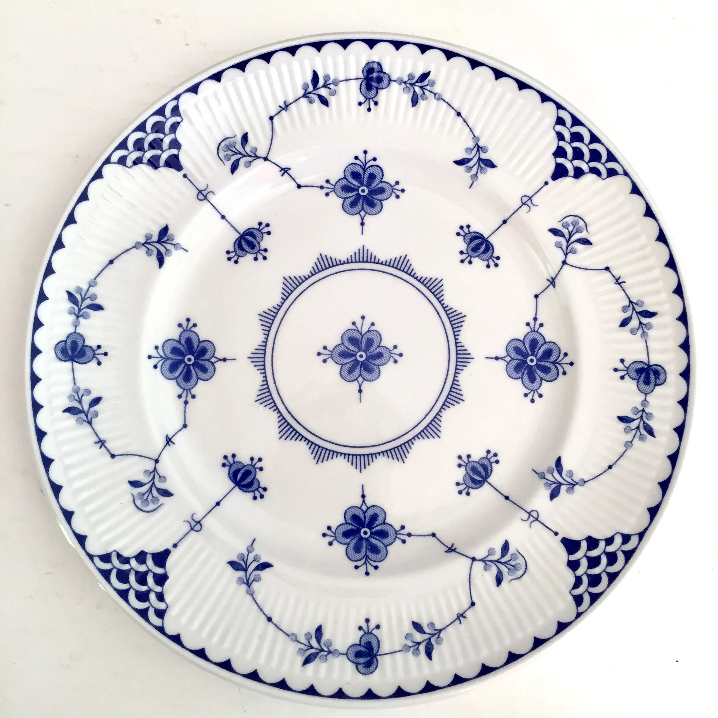 BLUE & WHITE JOHNSON BROS FINLANDIA SALAD / DESSERT PLATES
