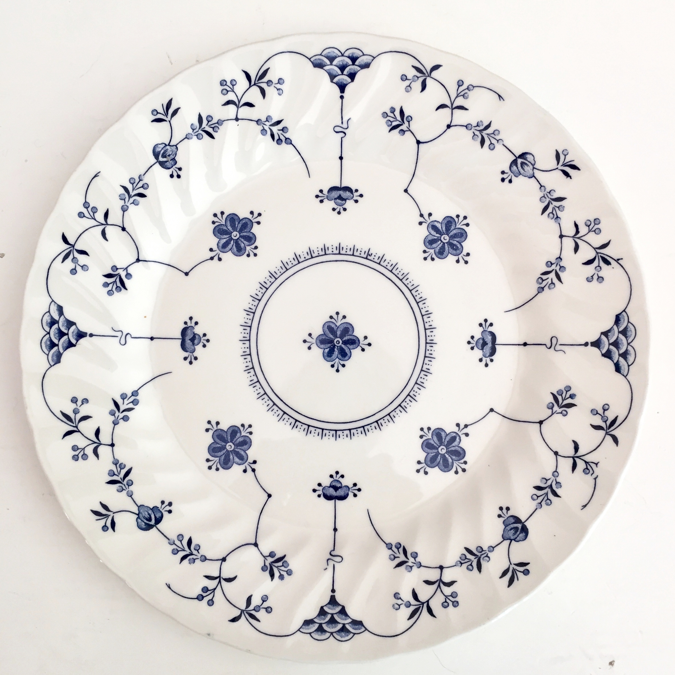 VINTAGE RENTAL FINLANDIA CHURCHILL DINNER PLATES