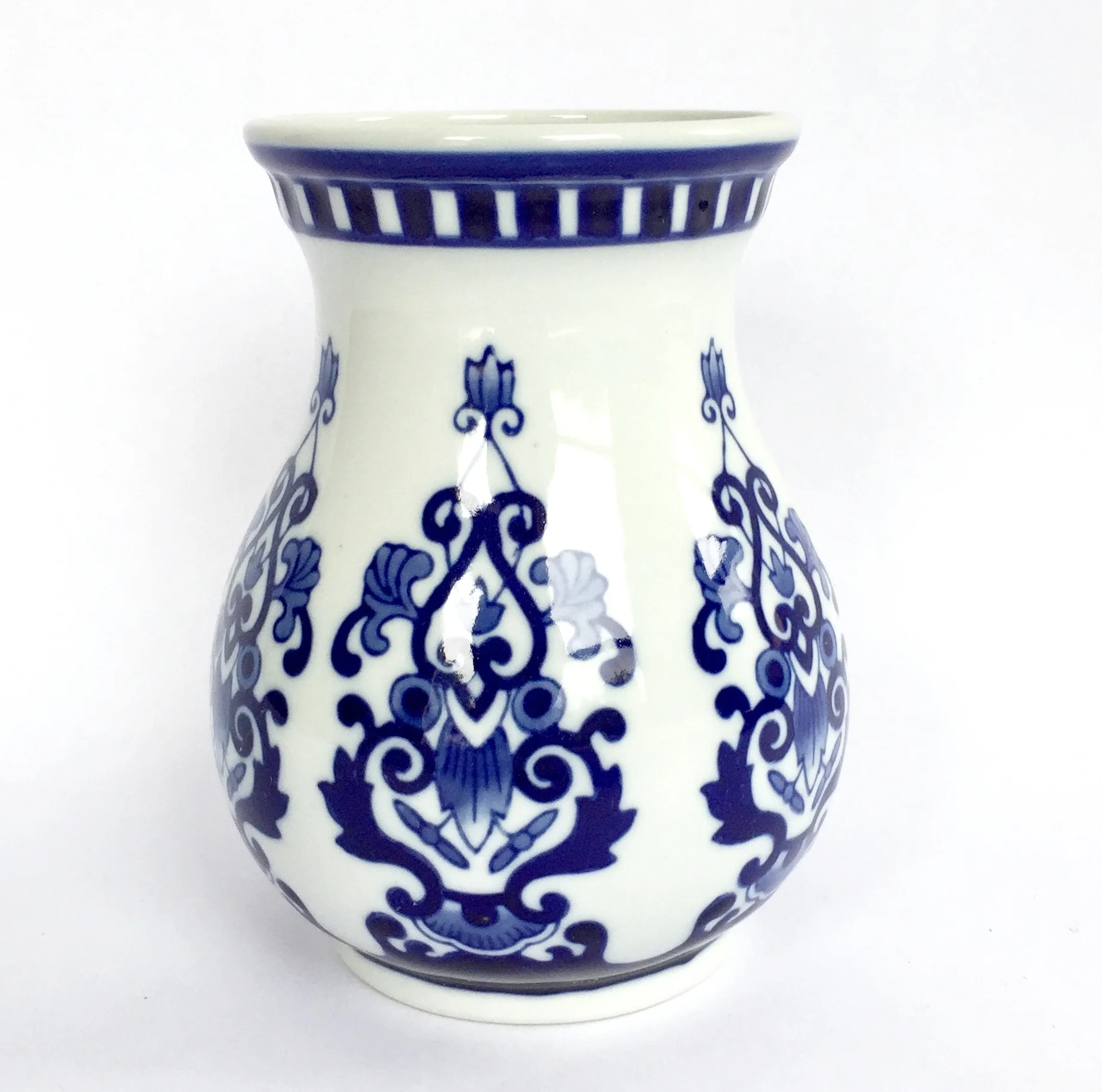 7 h x 5.5 w b and w vase.jpeg