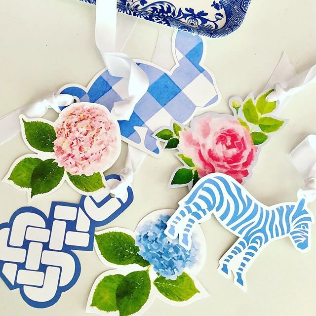 TAG, YOU&rsquo;RE IT!!!💙 I&rsquo;m one of those folks who decides how I&rsquo;m gonna wrap a gift before I actually pick the gift out - all horse before the cart like.  Issue?  Possibly. But our new gift tags and giftwrap are perfect for your summer