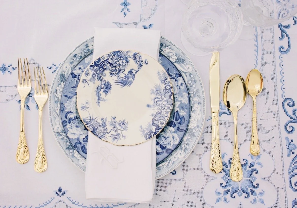 Blue and white wedding table setting with chinoiserie details