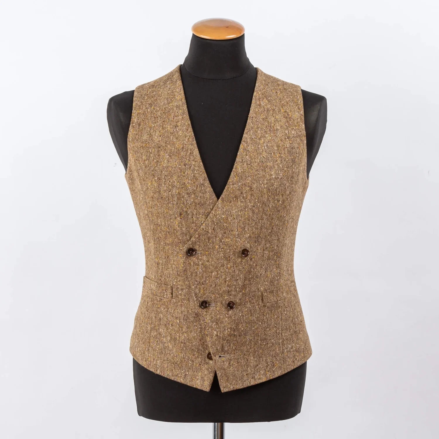 Asymmetrisch heren gilet in beige Donegal tweed – bestuursvest op maat