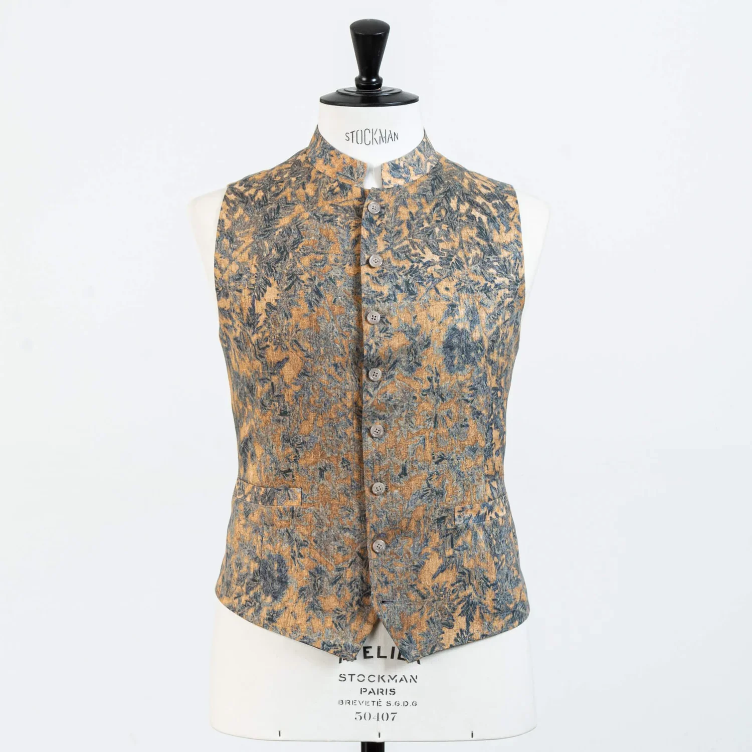 Heren gilet met nehru collar in floraal blauw-goud gordijnstof – bestuursvest op maat