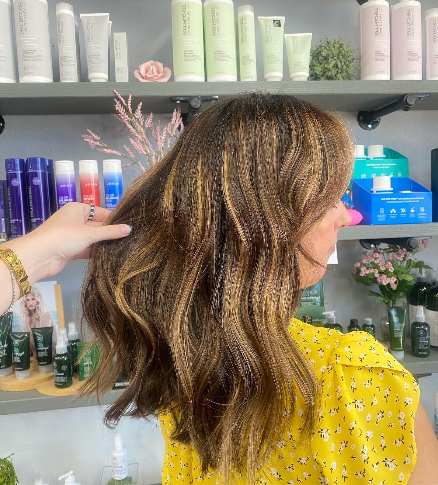 @schalansilva did highlights and lowlights to get this stunning color!! 🤩🤩

Get your hair ready for spring break and travel products for 10% off this month! 

#personaltouchsalon #sanantoniosalon #sanantoniohair #hairstylist #blondehair #paulmitche