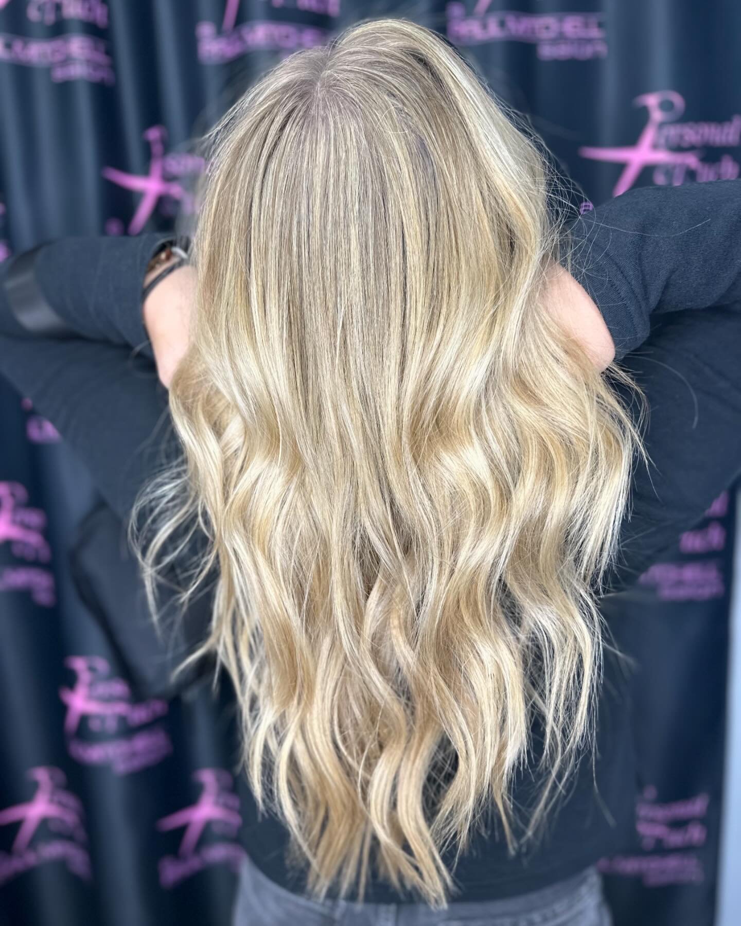 @yonnabella_creations creating beautiful hair ✨🤩

#personaltouchsalon #sanantoniosalon #sanantoniohair #hairstylist #blondehair #paulmitchell #paulmitchellsalon #k18 #brazilianblowout #hairstyle #curlyhair #teatree #hair #highlights #hairdresser #ex