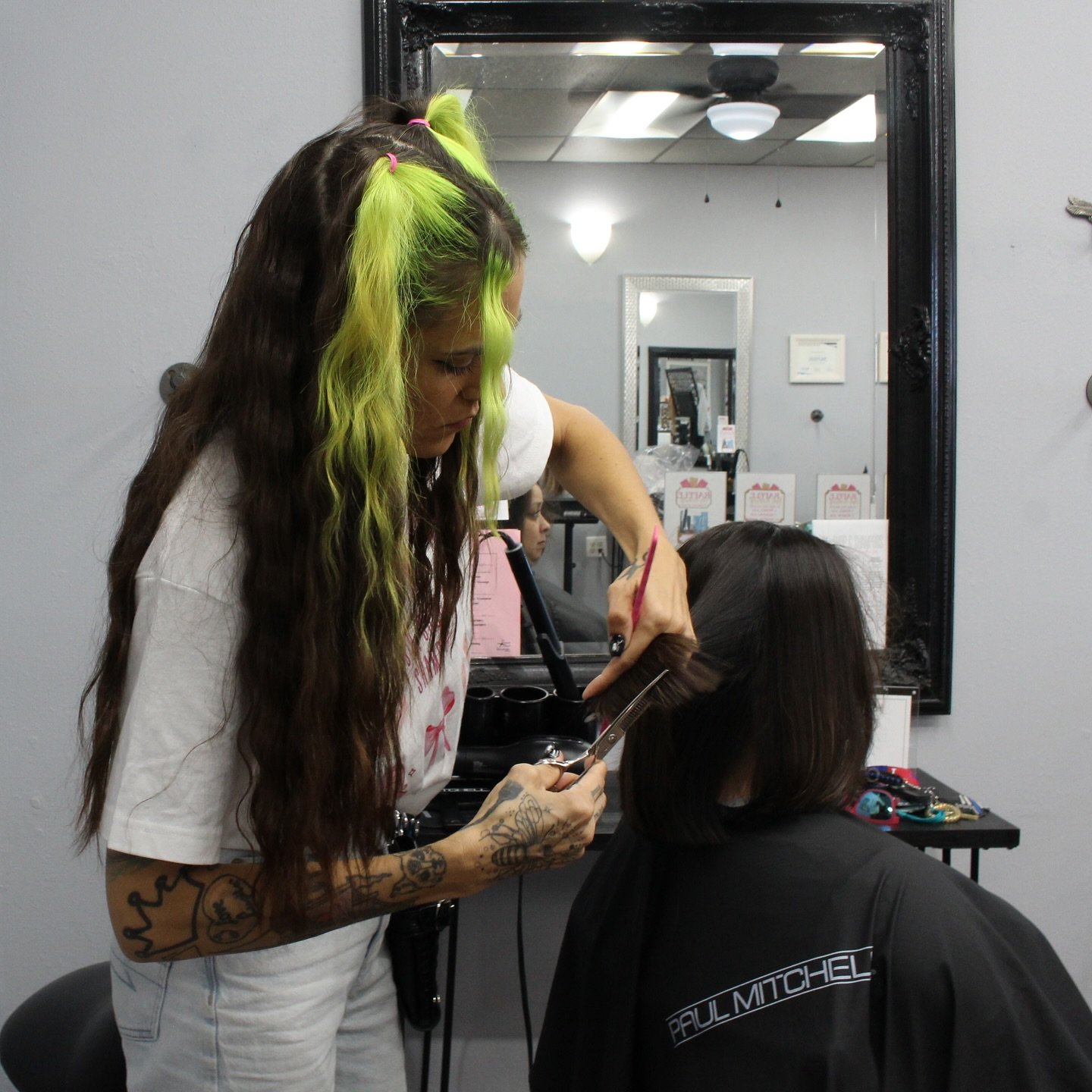 @leiskii doing a haircut at our fundraiser for the hurricane! 🩷

Book your haircut and treatment before the holidays!!

#personaltouchsalon #sanantoniosalon #sanantoniohair #hairstylist #blondehair #paulmitchell #paulmitchellsalon #k18 #brazilianblo