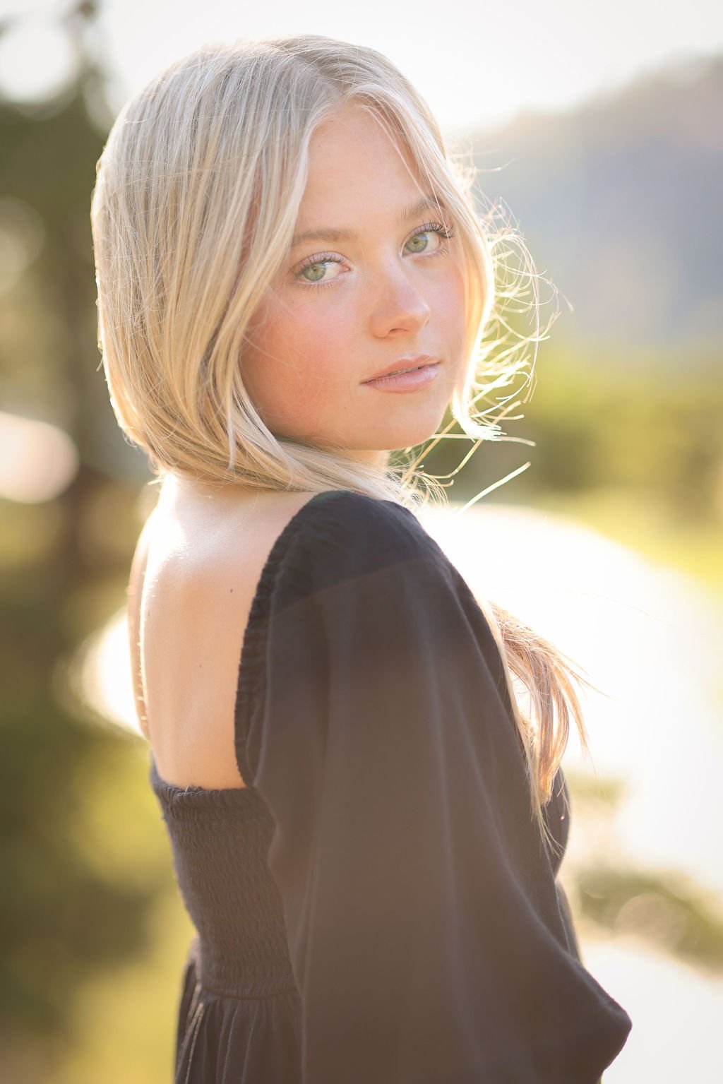 Missoula senior portrait girl looking over her shoulder.jpg