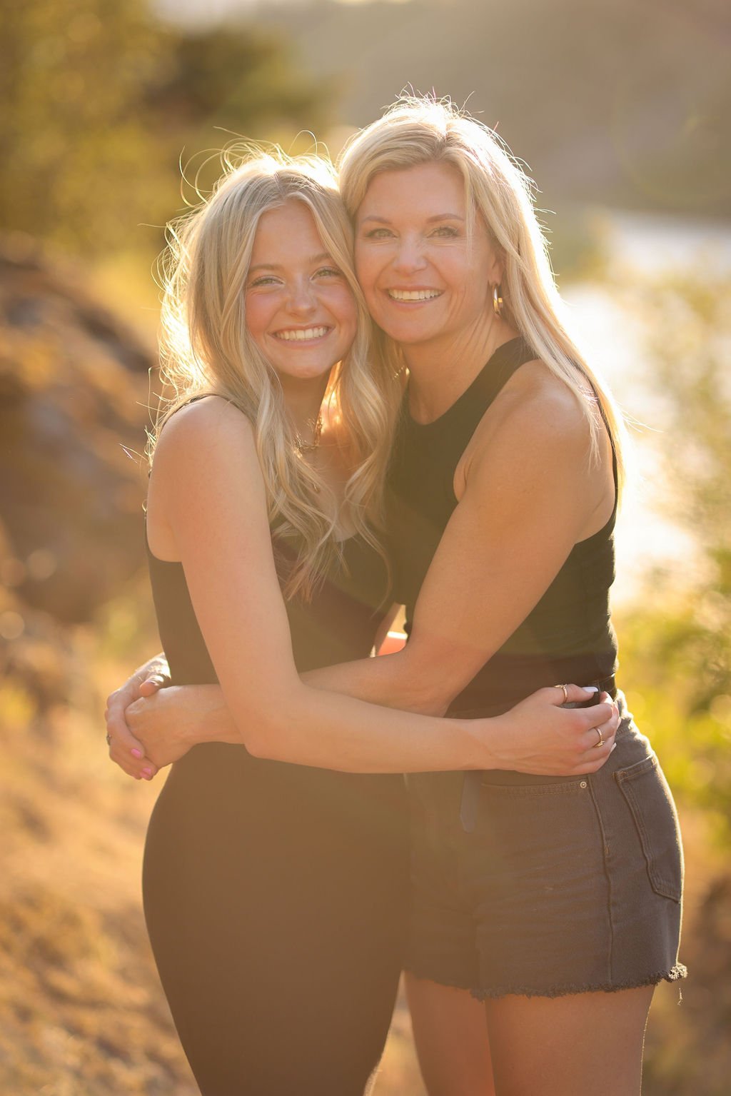 Missoula girl hugging her Mom during senior portrait.jpg