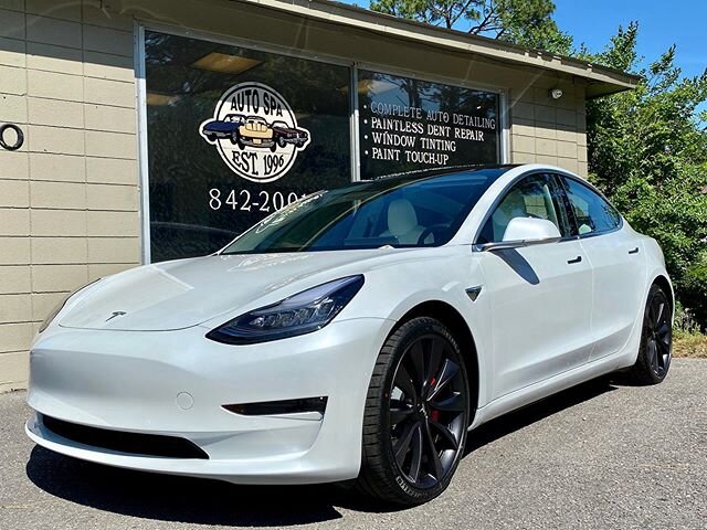 After seeing the final results on our 2020 Tesla 3 project we had to share. This vehicle received single stage paint correction followed by installation of XPEL Ultimate Plus PPF film on the full front end. We then applied Gtechniq North America Crys
