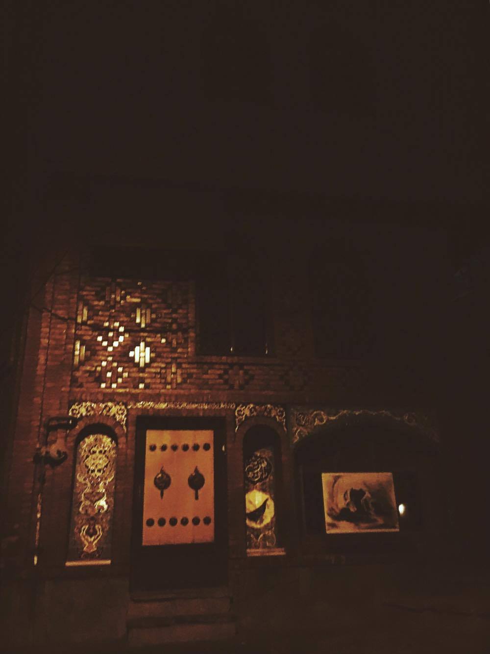 Through a late night stroll with a few special people I came across a Mosque in a corner of a small street that was all lit up.