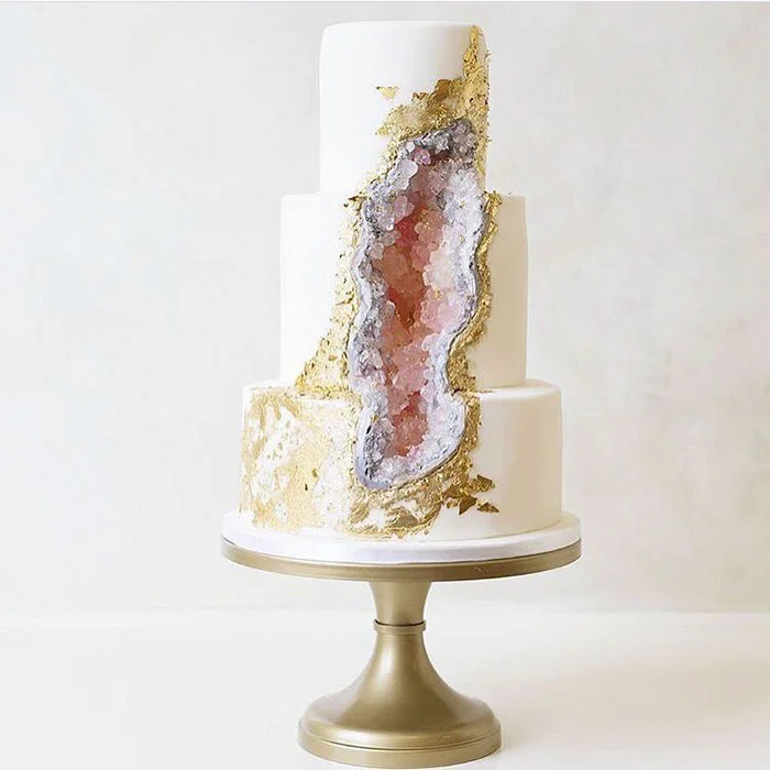 Picture courtesy of: https://www.popsugar.com/food/Geode-Cakes-41970541#photo-41970541
