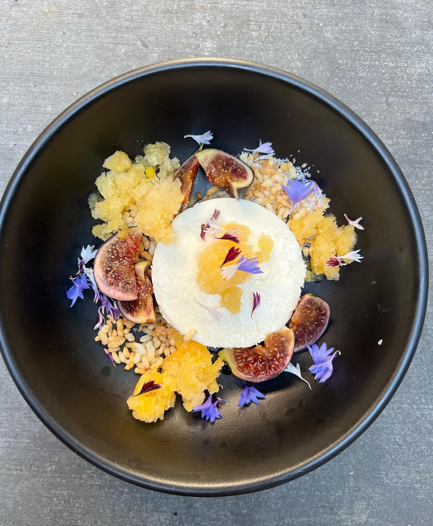 Labne Mousse with citrus granita, puffed rice tossed in vanilla bean sugar, and fresh figs picked from Julie&rsquo;s tree, and @browngirlfarms providing us with all the beauties 💐!