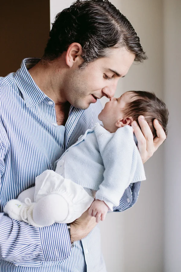 At home family and newborn session in Maryland