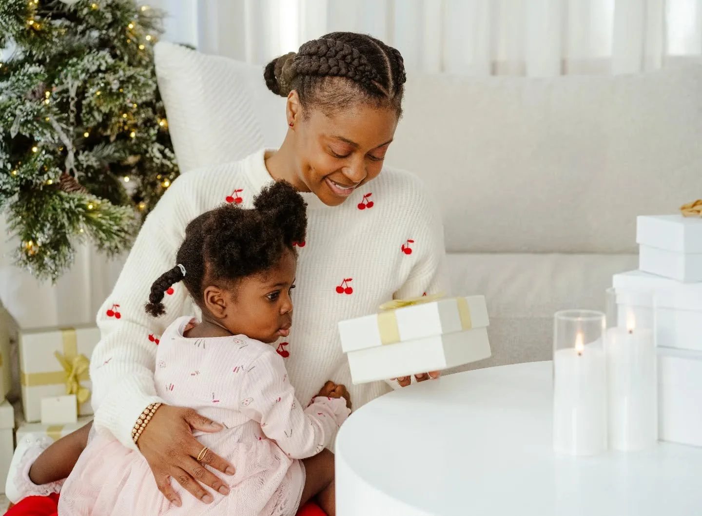 Little moments on this year's holiday set. 
Thank you @ryan.tim.williams and friends. 

Next Mini Sessions: 11/22 or book a 50 min session any weekday pending studio availability. 🤍💚&hearts;️