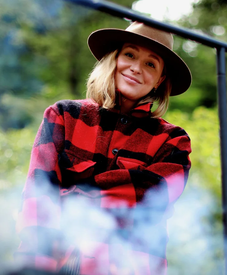 ABOUT — ANNIE STARKE