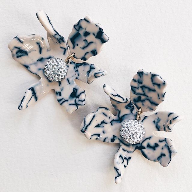 take 20% off this pair of statement earrings !