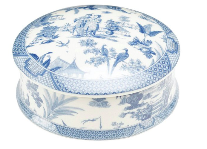 Say, “hello” to your new favorite trinket box! The perfect bedside set for storing all of your trinkets like our go-to statement earrings !