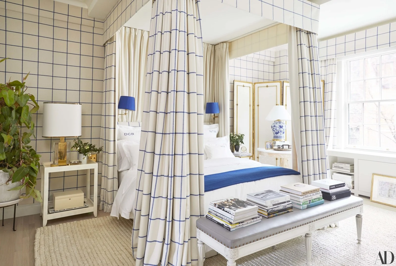 Derek blasberg’s Manhattan home / design: Virginia tupker / architectural digest / photo: gieves Anderson / snap up this blue and white lamp