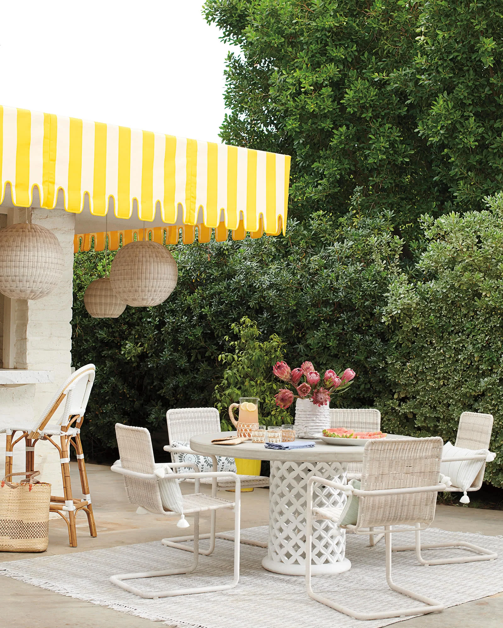 snap up this pedestal dining table !