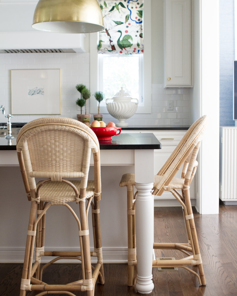 we adore the natural look of these rattan barstools ! / photo: lauren Bradshaw