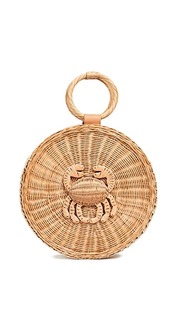 we’re crushing on this whimsical straw bag !