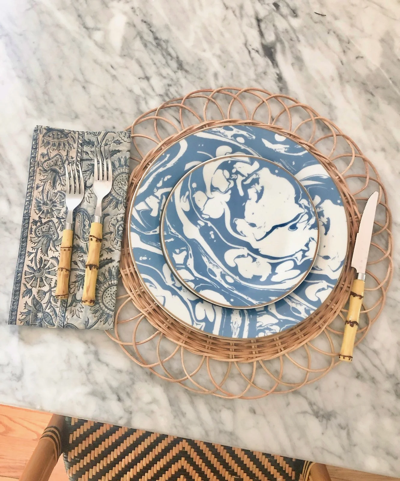we’re loving our new blue + white marble swirl dinnerware paired with classic bamboo flateware !