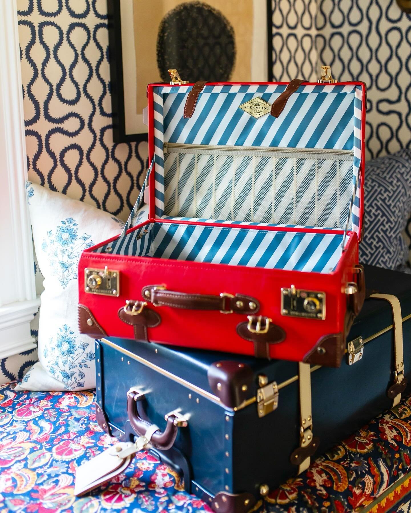 &lsquo;Tis the season for travel, but make it extra chic with our favorite @steamlineluggage! Psst up to 40% off this weekend. 🎈 Link in our profile for all of the details. 📷 @jessica_amerson #pencilandpapercotravel #luggage gifted