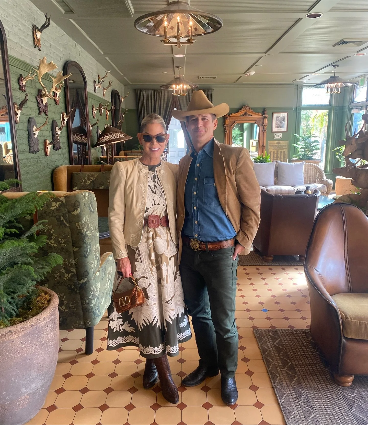 As promised, sharing some Aspen highlights from our trip last week. ✔️ Loved our stay @hoteljeromeauberge! Great customer service, the perfect mountain vibe, and walking distance to EVERYTHING plus they offer a free car service too. &hearts;️ Also, d