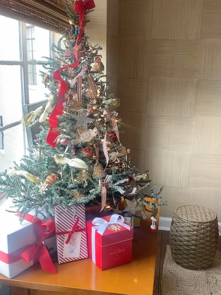 Our tree decorating formula? More is MORE! &hearts;️ Swipe to the end for our favorite GIFT TAG idea of the season! 🎁 Which is your favorite? 👇