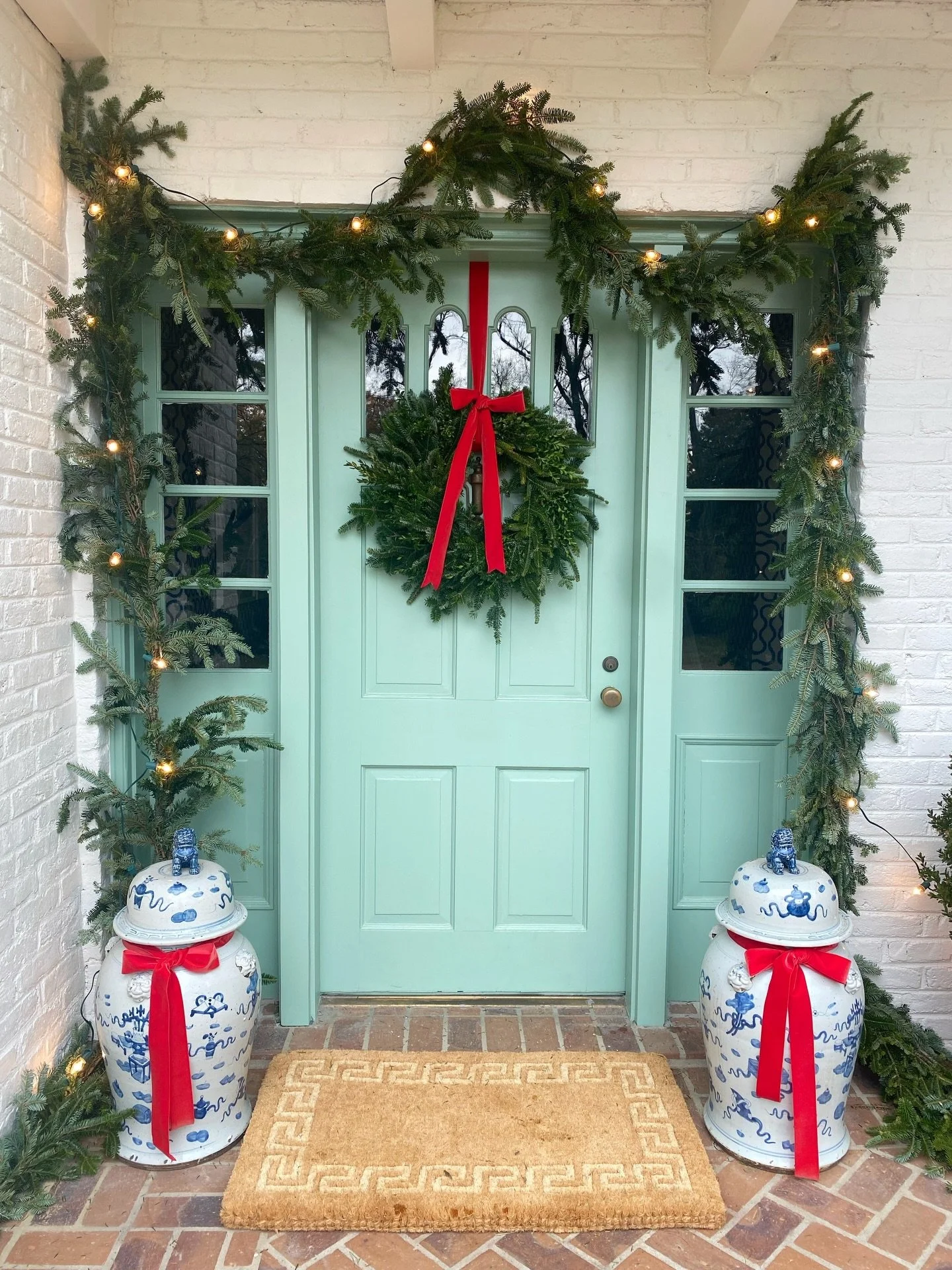 Honestly, does anyone else feel emotionally attached to last year&rsquo;s classic red velvet bow situation? &hearts;️ Or are we flirting with boring, and it&rsquo;s time to shake it up? Help, I can&rsquo;t decide! 👇