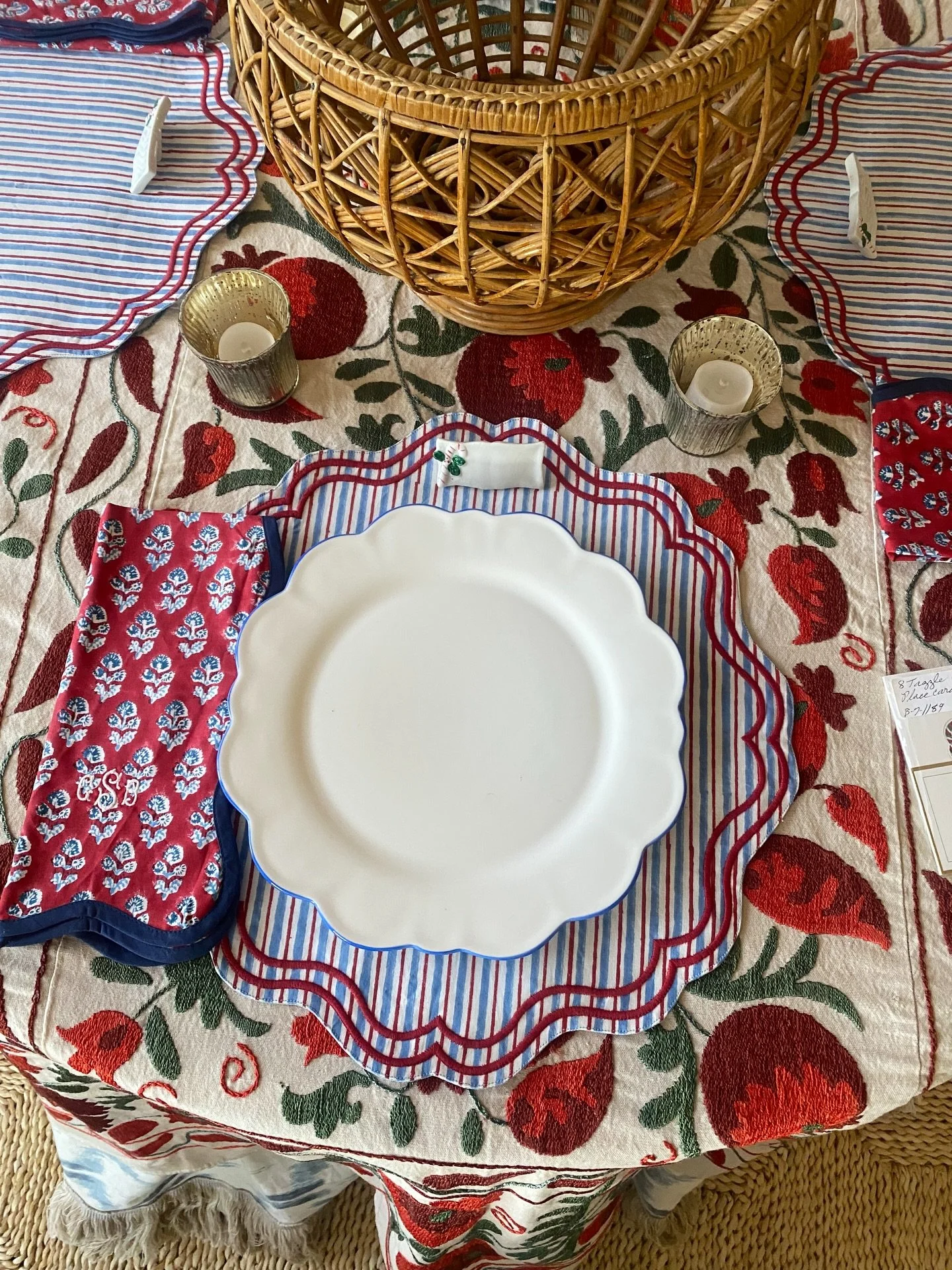 Took a break from marathon gift shopping 🎁 today to start playing with a few holiday tablescape ideas, and you know me the more pattern the better! 🤪