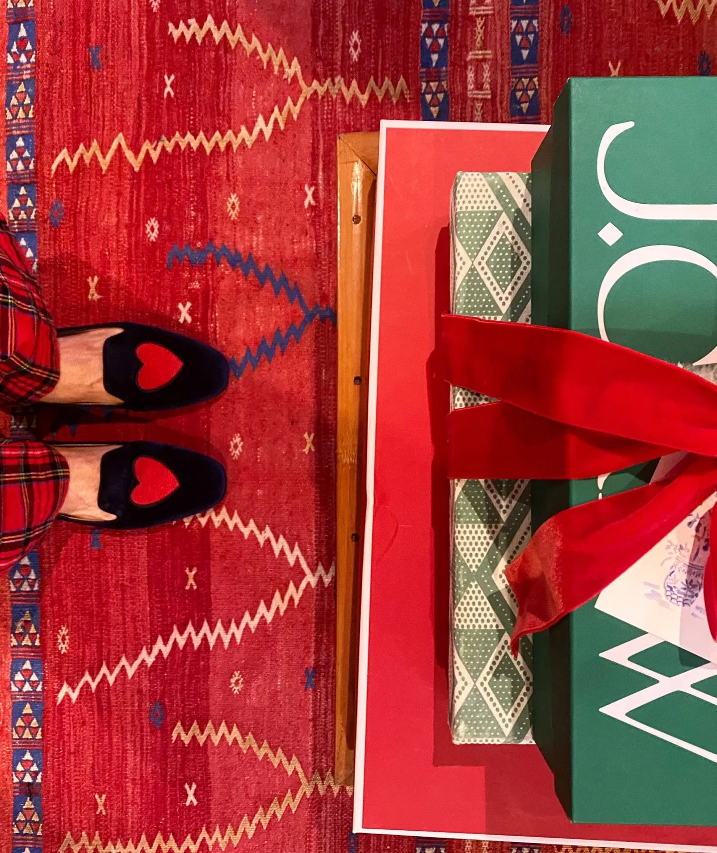 Checked the list twice&mdash;and @jcrew handled the rest. 🎁 Cozy scarves, classic cashmere sweaters, and a little tartan treat for me! ✔️ Gifts are wrapped and ready and now mom is hibernating! &hearts;️ #ad #injcrew #liketkit @shop.ltk 

Comment SH