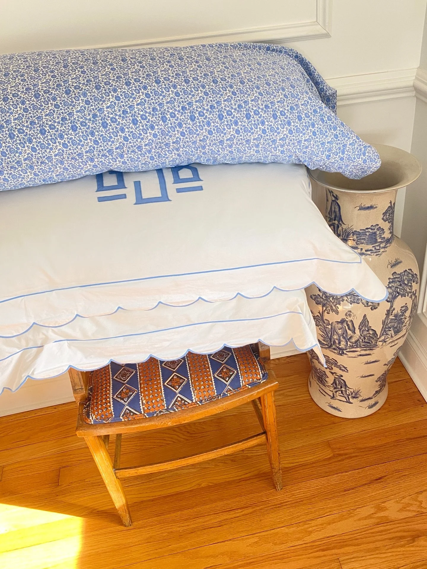 Consider today a little highlight reel of pretty little things: wardrobe, rooms, and the in-between moments. 💙 Cast your vote in the comments &mdash; FASHION, HOME, or BOTH &mdash; and I&rsquo;ll tailor your next round of stories. 😘